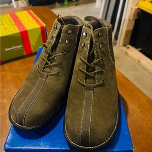 White mt womens bootie size 9.5 NWT